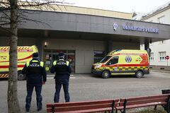 Žilinská nemocnica upozorňuje na nedisciplinovaných vodičov, zaparkujú často aj na zeleni 