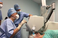 Chirurgická liečba sivého zákalu vedená femtosekundovým laserom