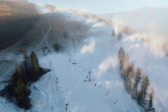 Lyžiarska sezóna v Žilinskom kraji sa začala: Prvé strediská privítali lyžiarov už 26. decembra