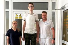 Operácia chrbtice pomohla mladíkovi narásť o päť centimetrov