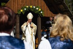 Apoštolský nuncius požehnal kaplnku vo Vychylovke, vzniká aj nové arborétum