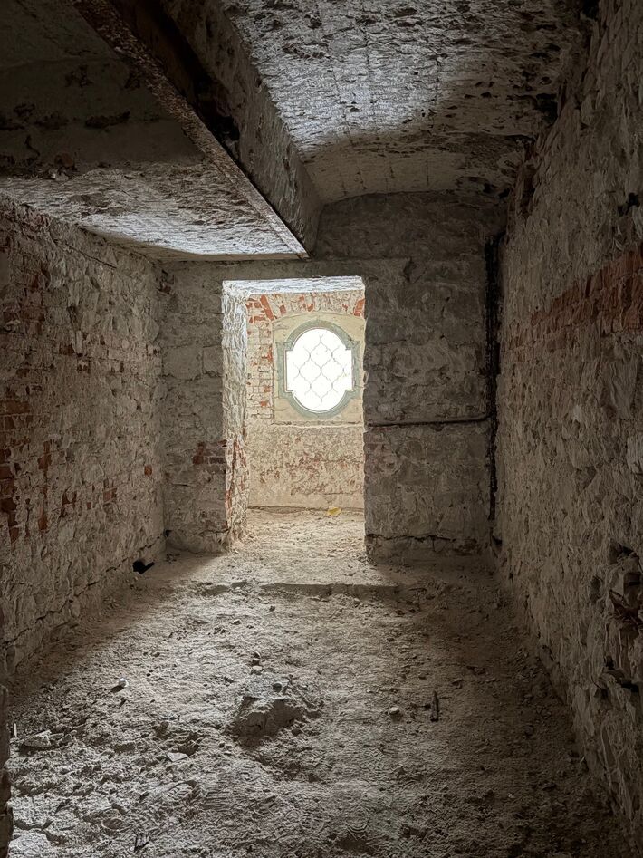 Miestnosť v suteréne s jedným z mála pôvodných okien. 