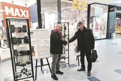 OSLAVUJEME NARODENINY - Výstava  pokračuje v tradícii osláv narodenín: Z fotopraveku až po súčasnosť 
