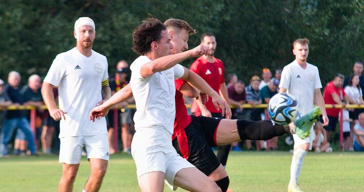 V susedskom derby pred osemsto divákmi Višňové zdolalo o gól Rosinu