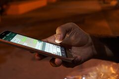 dTest upozorňuje na podvodné správy od detí pre matky