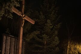 Cintoríny prístupné aj v noci, pribudnú mimoriadne autobusy. Mesto sa pripravuje na Dušičky – fotogaléria
