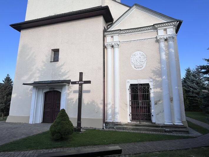Súčasťou kostola je aj kaplnka rodiny Pongráczovej, ktorá zároveň slúži aj ako mauzoléum.