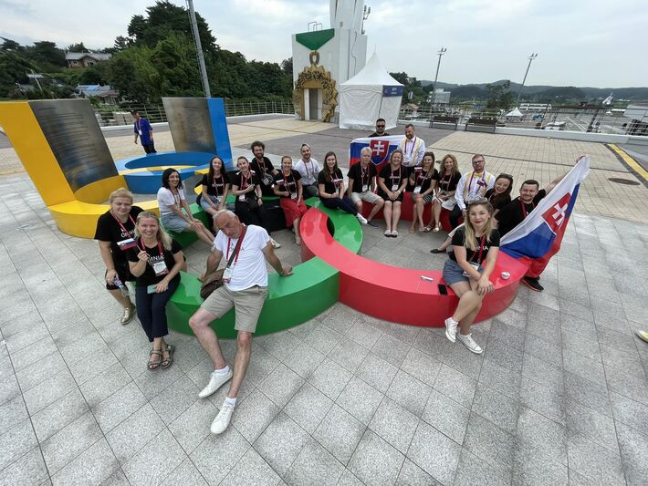 Cestovanie, vystúpenia aj nácviky - zbor je časovo náročný, ale vďaka podpore manžela si to môže dovoliť. 