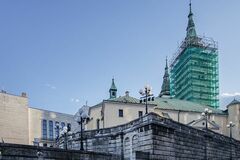 Odkaz z minulosti na streche Farského kostola! V medenej makovici sa nachádzali staré písomnosti aj mince