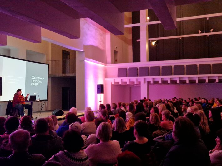 Prednášky Kataríny Nádaskej bývajú pravidelne vypredané do posledného miesta.