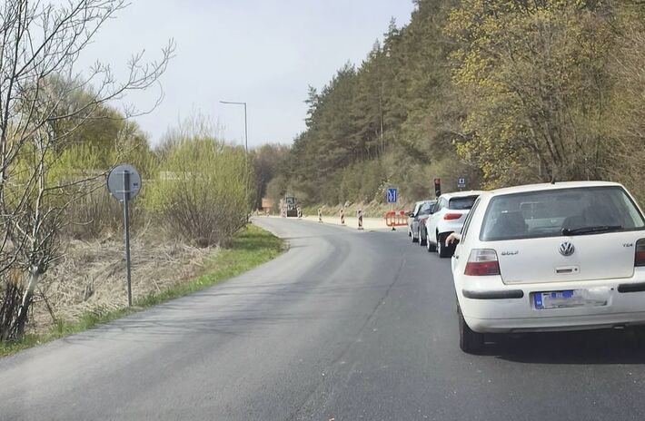 V čase dopravnej špičky sa v úseku tvoria dlhé kolóny.