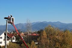 V Mojši preložili bocianie hniezdo. Či sa bocianom zapáči, uvidí sa až na jar, FOTO