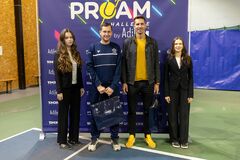 Desiate výročie originálneho spojenia tenisu a charity klope na dvere