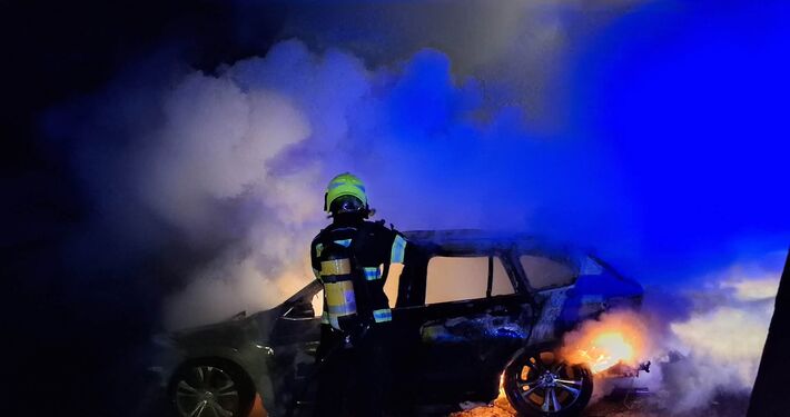 V Žilinskej Lehote horelo auto, škodu predbežne vyčíslili na 15-tisíc eur