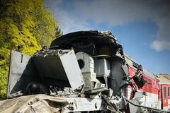 Zrážka rýchlikov na východe: rušňovodič v nemocnici, zranených je desiatky