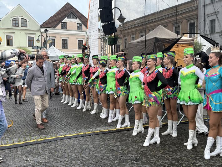 Mažoretky Diana boli súčasťou otváracieho ceremoniálu. Takisto odeté do tých najpestrejších farieb.