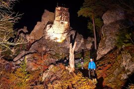 Hrad Hričov sa po roku rozsvieti. Dobrovoľníci pozývajú na obľúbený Dušičkový výstup – fotogaléria