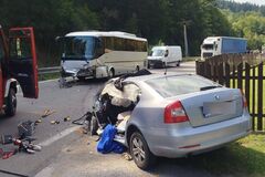 Vážna nehoda na Makove: Auto sa zrazilo s autobusom