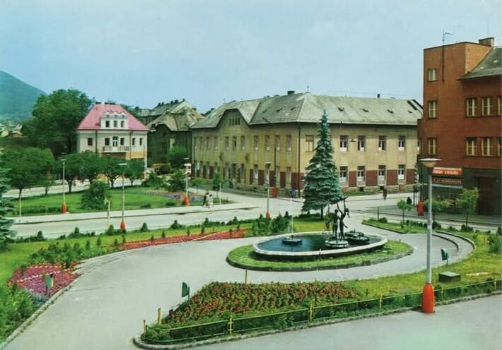 Pôvodne boli sochy súčasťou fontány na Hlinkovom námestí.