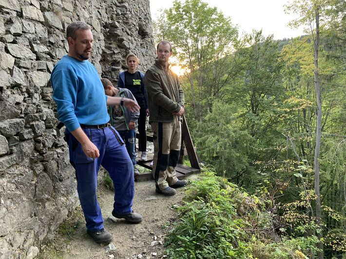 Riaditeľ Združenia na záchranu Starého hradu Rudo Mlích počas komentovanej prehliadky hradu.