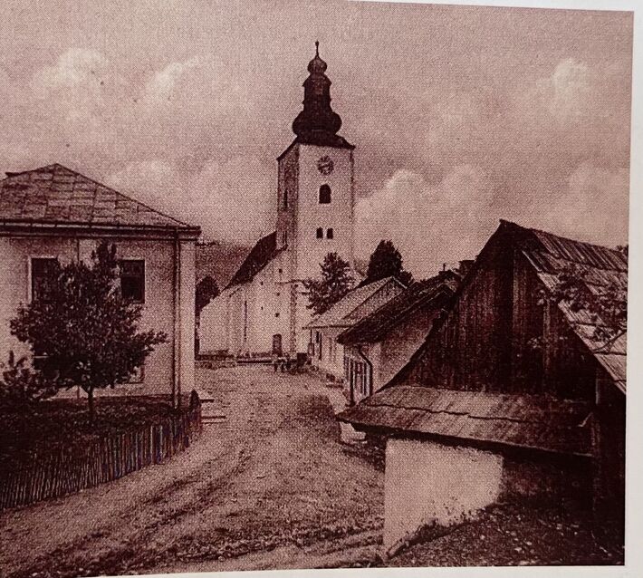 Pri varínskom kostole sa v minulosti nachádzal aj cintorín.