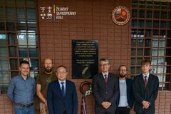 Pamätná tabuľa v Rybárpoli pripomína cestu dobrovoľníkov do Kirgizska