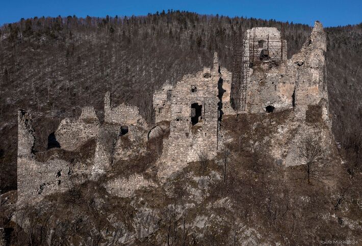 Súčasná podoba hradnej zrúcaniny.