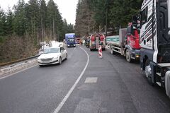 Na ceste z Bytče do Makova sa prepadla vozovka, medzi Lutišami a Radôstkou spadli betónové stĺpy, FOTO