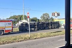 Prevrátený kamión ochromil Žilinu: Križovatka na Košickej je kompletne zablokovaná
