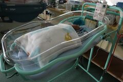 Žilinská nemocnica dostala do daru nové postieľky pre novorodencov