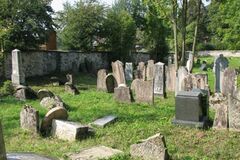 Skvelá práca policajtov z Rajca: Na židovskom cintoríne mali vyčíňať deti