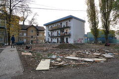 Na Bratislavskej zbúrali ďalšiu bytovku. V lokalite môže vyrásť oddychová zóna