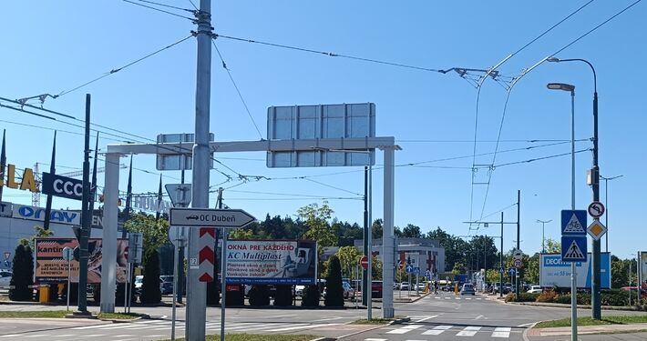 Nové parkovisko pri OC Dubeň prináša spoplatnenie a mätie vodičov