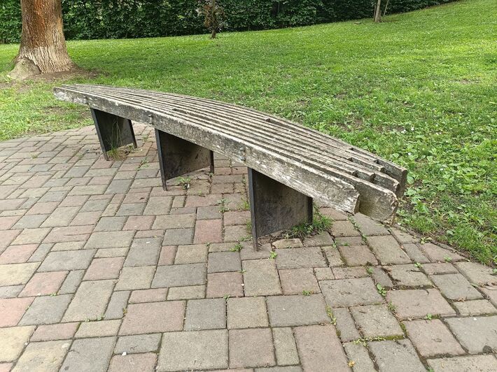 Na prvý pohľad lavička, v skutočnosti aj umelecké dielo. 