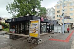 Čierna stavba je späť: Majiteľ predajňu pečiva vrátil na miesto
