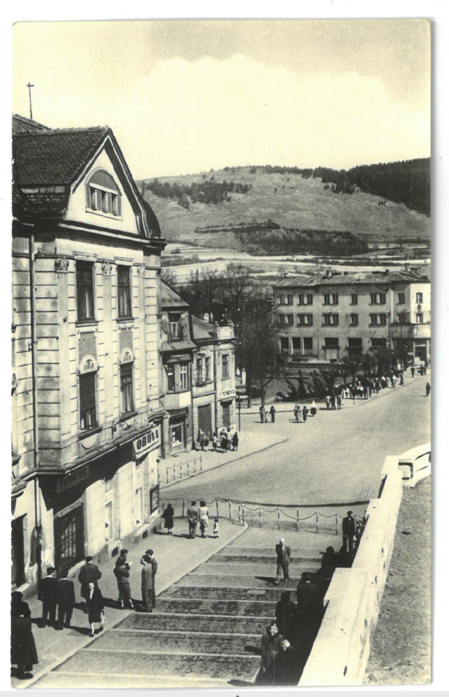 V spodnej časti boli osadené kovové reťaze, ktoré mali chrániť peších pred premávkou. Záber z roku 1950.