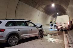 Nehoda v tuneli Višňové uzavrela diaľnicu, podarilo sa sprejazdniť aspoň jeden smer