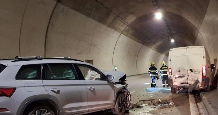 Nehoda v tuneli Višňové uzavrela diaľnicu, podarilo sa sprejazdniť aspoň jeden smer