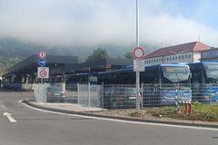 Oplotenie autobusovej stanice v Žiline komplikuje prístup cestujúcim