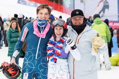 Svetový unikát v Cortine: Nepočujúci navádzač priviedol nevidiacu lyžiarku k bronzu 