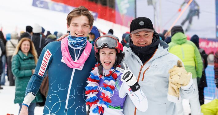 Svetový unikát v Cortine: Nepočujúci navádzač priviedol nevidiacu lyžiarku k bronzu 