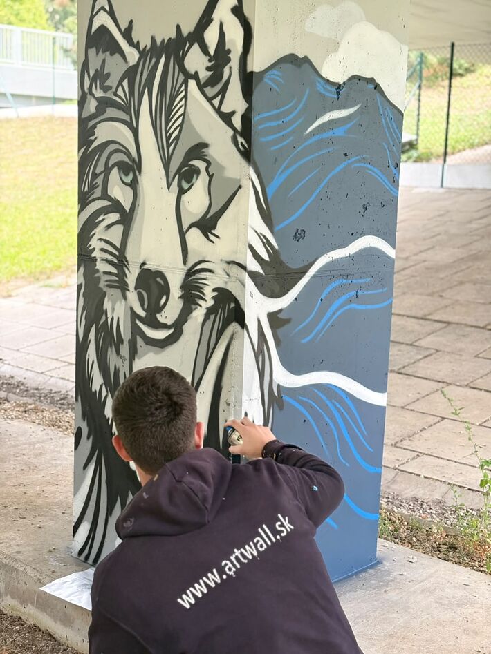 Denis Valašek známy pod umeleckým menom Artwall pri práci