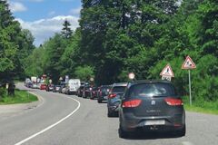 Ťažký záver týždňa na cestách. Policajti dohliadajú na plynulý a bezpečný prejazd