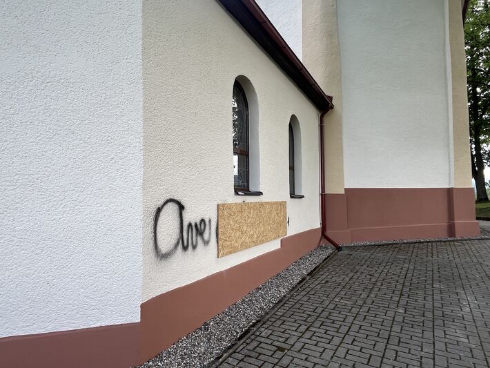 Nápis mal podľa miestnych 