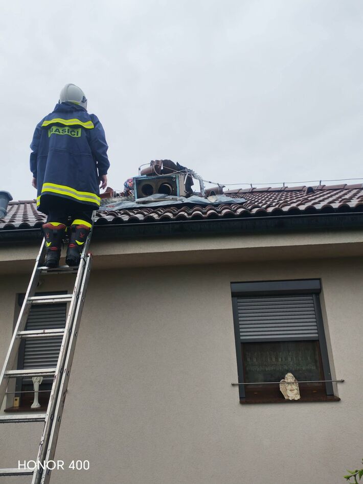 V Mojši hlásili po búrke až 2 spadnuté komíny rodinných domov. 