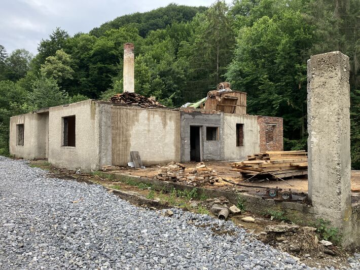 Rozoberanie starého mlyna na Kysuciach.