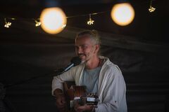 Príbehy vpísané do strún: Do Žiliny mieri český pesničkár Jan Smolík, jeho koncert privíta obľúbené jogové štúdio