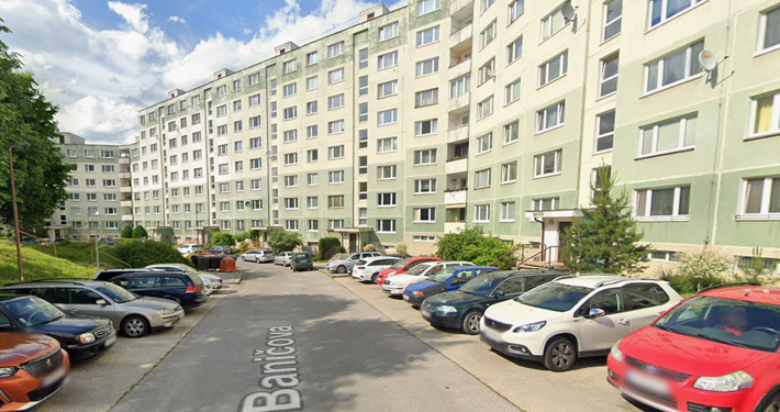 Vodič pod vplyvom alkoholu poškodil na Hájiku viacero vozidiel 