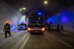 V tuneli Višňové prebehlo veľké takticko-záchranné cvičenie. Skúška dopadla úspešne