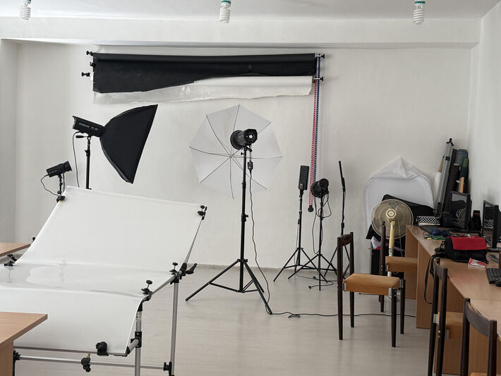 Vybavený ateliér pre odbor fotografia.